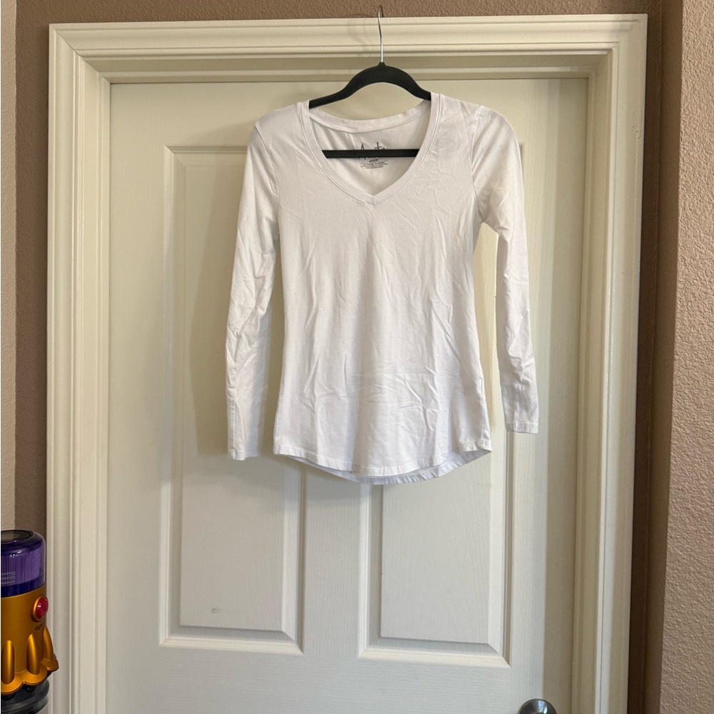 Aveto Women's White V-Neck Top Size Medium